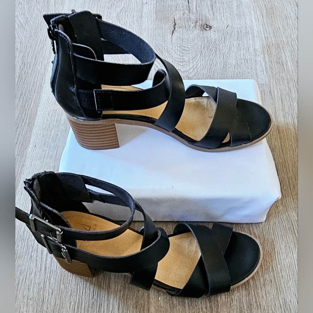 Size 7 Material Girl Strappy Heeled Sandals - Picture 4 of 9